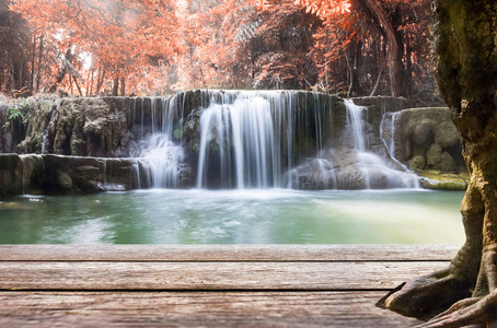 泰国瀑布秋叶景象的木桌顶图片