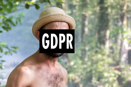 戴帽子的躲在题词GDP R后面。 数据保护条例。 网络安全和隐私。