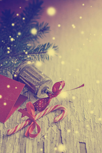 杉树枝和铃铛作为老式圣诞装饰的特写镜头