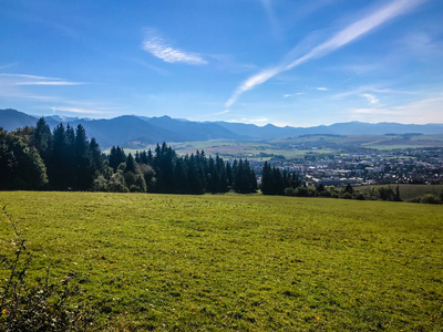 秋天, 阳光下的山峰上有雪山。斯洛伐克 Tatras 高。生态和主动旅游的概念。秋天在自然