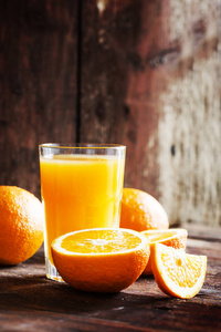 木制背景橙汁和橙子
