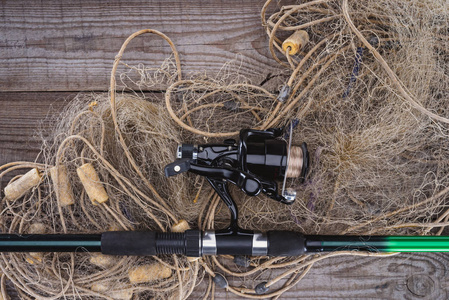 木制木板上的鱼竿和渔网的俯视图