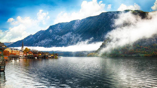 雾状秋日日出著名的霍尔斯塔特湖畔小镇反映在霍尔斯塔特湖。 地点度假村Hallstatt Salzkammergut地区奥地利阿