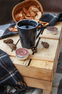 秋季大气组成的家居布局。盒子从藤蔓碰蜡烛杯茶秋装饰木板和纺织品。