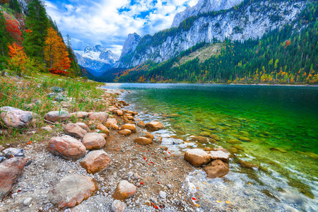 美丽的景色田园诗般的色彩斑斓的秋景，与达奇斯坦山顶，由高苏斯泰山湖在秋天，萨尔茨卡默古特地区，奥地利上部，奥地利