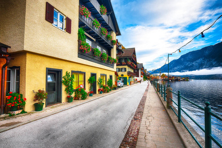著名的哈尔斯塔特山村的风景与哈尔斯塔特湖。典型的奥地利高山房屋与明亮的花朵。 地点度假村Hallstatt Salzkamme