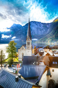 在湖的屋顶和走廊和路德教堂的景色。 地点度假村Hallstatt Salzkammergut地区奥地利阿尔卑斯山。 欧洲。