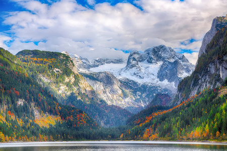 美丽的景色田园诗般的色彩斑斓的秋景，与达奇斯坦山顶，由高苏斯泰山湖在秋天，萨尔茨卡默古特地区，奥地利上部，奥地利