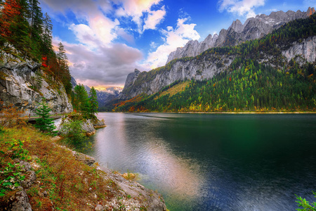 美丽的景色田园诗般的色彩斑斓的秋景，与达奇斯坦山顶映在晶莹剔透的高山湖上，秋天，萨尔茨卡梅尔古特地区，奥地利上部