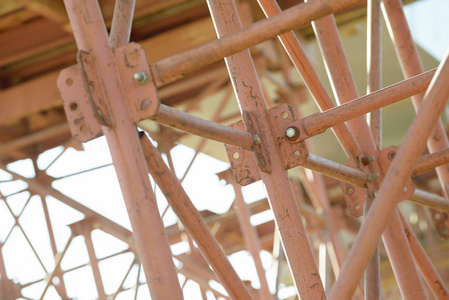 脚手架要素施工。 金属脚手架管和棒。 施工现场细节。 桥梁支架。