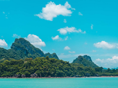 美丽的热带海洋，蓝天背景下的白云，用于旅行和度假