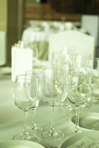 婚宴晚宴桌位设置在豪华酒店会场。