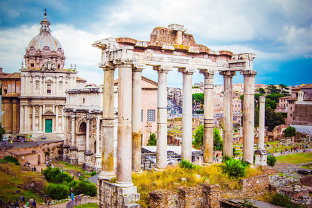 罗马论坛论坛罗马寺庙在长方形广场上，周围是意大利罗马市中心几座重要的古代政府建筑的废墟。