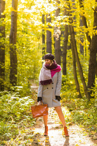 季节, 自然和人概念妇女在秋天公园摆袋