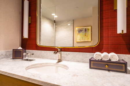 浴室内部漂亮的豪华水龙头和水槽装饰