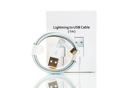 闪电到USB电缆与原始包装隔离在白色背景。 用于设备连接的电缆。 电子产品。