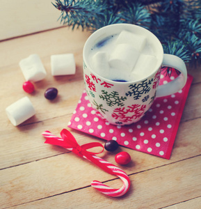 用棉花糖和木制桌子上的圣诞装饰特写咖啡杯
