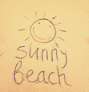 阳光明媚的海滩，阳光洒在潮湿的沙滩上