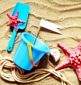在沙滩上观看海星和海滩玩具的特写镜头