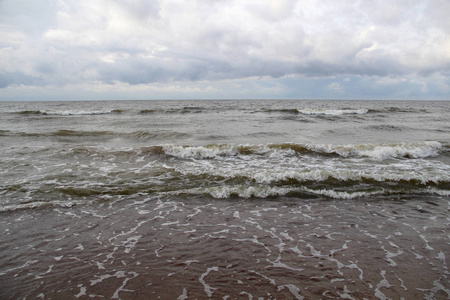 大海和沙滩的巨浪