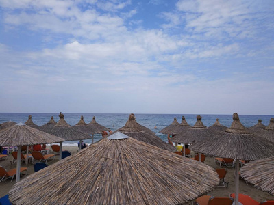 希腊的海滩遮阳伞和日光浴床，观海