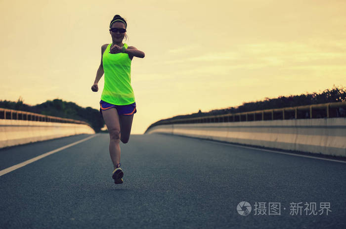 女跑步运动员在路上跑步