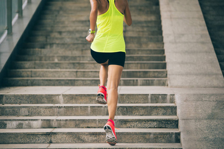 年轻女子跑步女运动员爬上城市楼梯