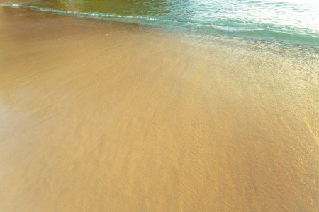 沙质海岸的小海浪
