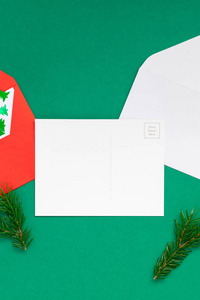 创意新年或圣诞问候信模版平面顶部视图圣诞假日庆祝信封绿色纸背景。 模板模拟贺卡或您的文字设计20192020