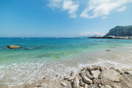 绿松石水在世界著名的玛丽娜格兰德海滩在卡普里岛。意大利坎帕尼亚