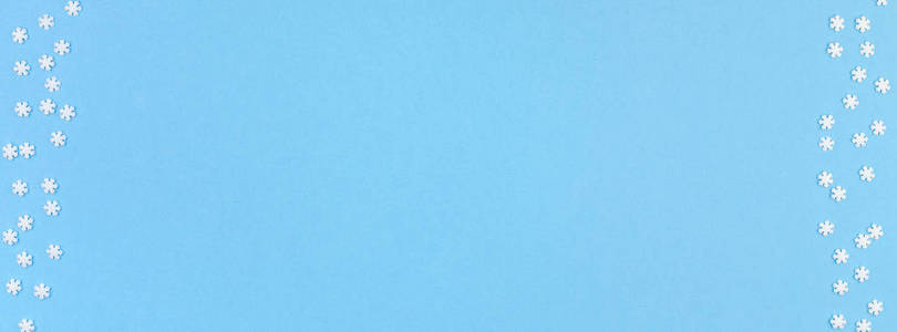 创意顶景平躺冬架..概念冬季图案由白色小雪花粉彩蓝色背景复制空间极简主义模板邀请卡长宽横幅制成