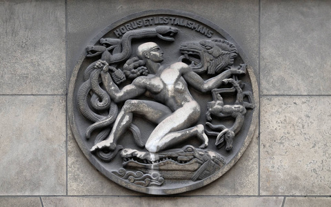 霍鲁斯和护身符。法国巴黎医药学院大楼的石头浮雕