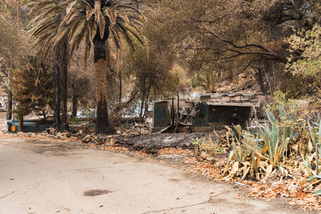 加州奥贾伊33号高速公路上托马斯火烧损坏的Matilija温泉的建筑物和财产