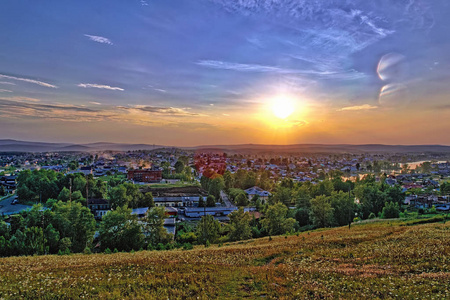 日落时从山顶俯瞰Chernoistochinsksverdlovsk地区的村庄。