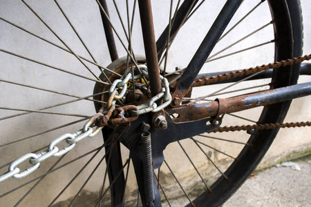铁链和锁在户外的旧自行车上