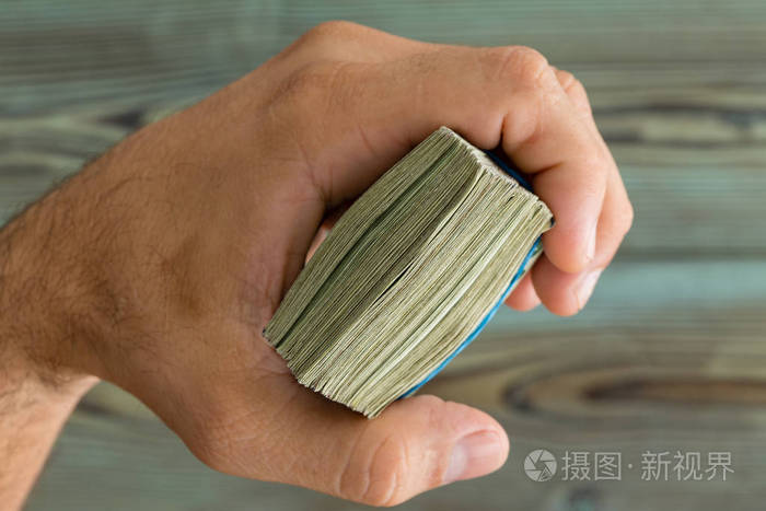上面绑着一条橡皮筋,两端对着镜头,用金钱和金融一块钱和乡村的木头