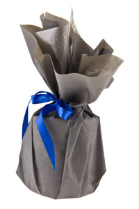 灰色纸和蓝色丝带的礼物，白色背景隔离