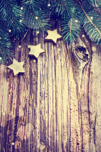 木背景上的冷杉枝和圣诞装饰星