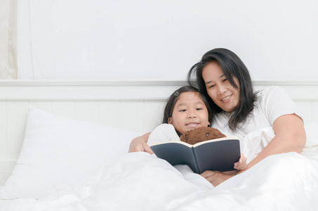 妈妈和女儿一起看书，一起睡觉教育观念