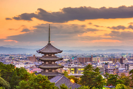 纳拉日本宝塔和城市景观在黄昏。