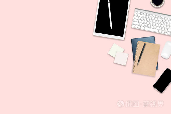 办公桌平面照片与数字平板手机和配件现代粉红色色调背景桌面办公室