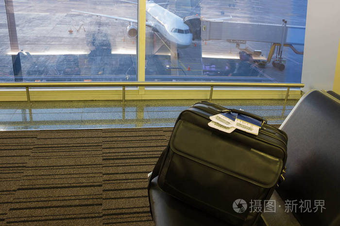 行李箱在机场离境休息室飞机背景暑假概念
