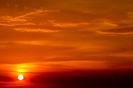 红云天上最后的夕阳和太阳周围的光线