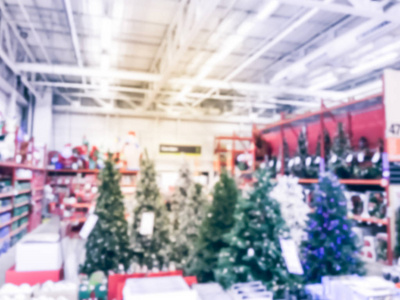 老式色调模糊广泛选择人工圣诞树多种颜色的灯在德克萨斯州美国五金店。 离焦经典装饰圣诞色彩变化花环串烧饰品