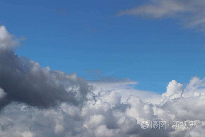 晴朗的蓝天,积云和卷云. 晴朗的天气. 快乐的心情. 高压.