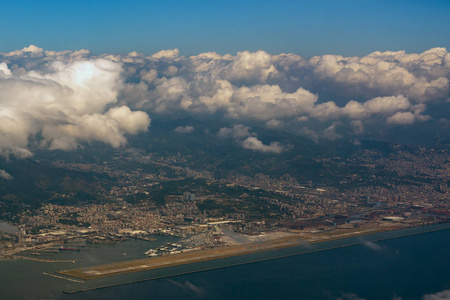 热那亚莫兰迪桥倒塌前从飞机上俯瞰全景