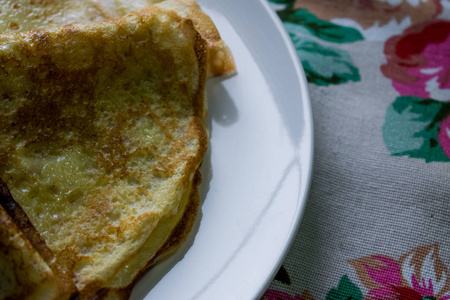 美味的金色煎饼，脆皮在家煮。 牛奶和热煎饼