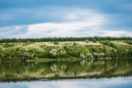 俄罗斯罗斯托夫地区的一个简单的景观是西弗尔斯基唐河。 春天是夏天的开始。 绿色植被树。 凉爽的淡水湖水。 五彩缤纷的天空和倒影