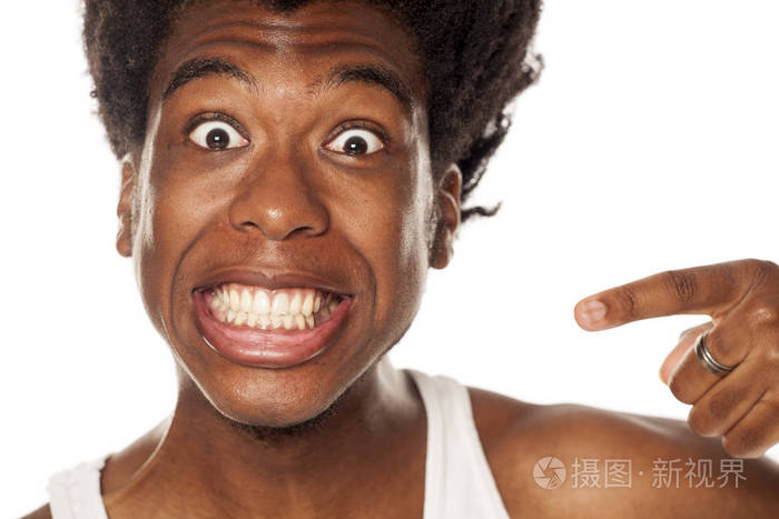 一位年轻英俊的美国黑人男子在白色背景上露出牙齿