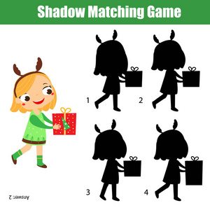 儿童影子匹配游戏。 为拿着圣诞礼物的女孩找到合适的影子。 儿童新年主题活动